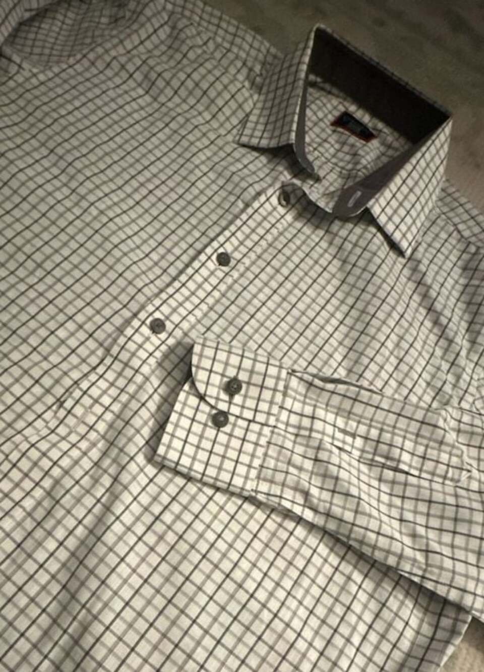XL UNTUCKit Men's Long Sleeve Wrinkle Free Button-Down Shirt in White and Grey P